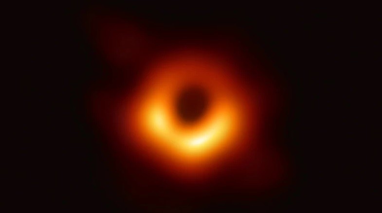 Pierwsze zdjęcie czarnej dziury